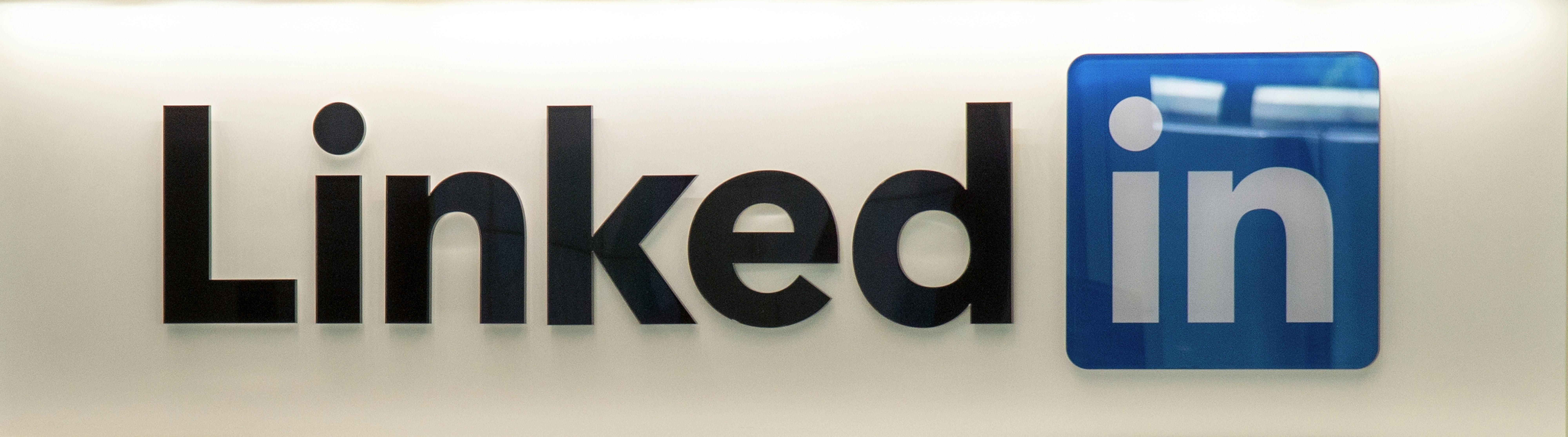 Crafting Compelling LinkedIn Content That Attracts Opportunities